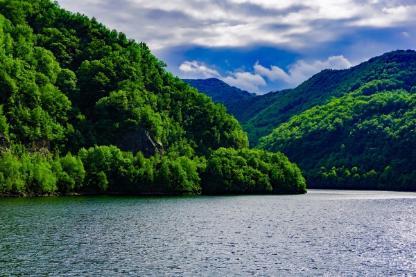 peaceful scenery of lake and mountain