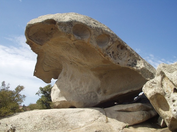 sardinia granite cliff