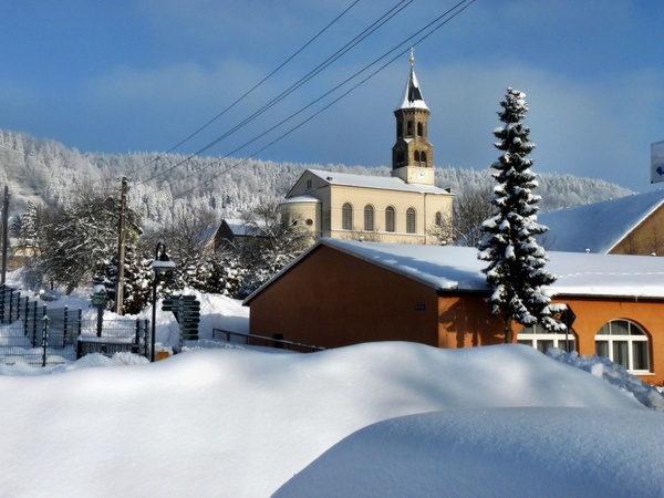 saupsdorf church snow winter