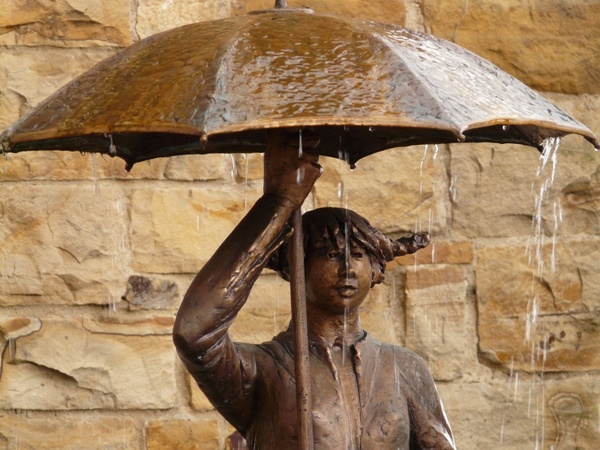statue bronze umbrella