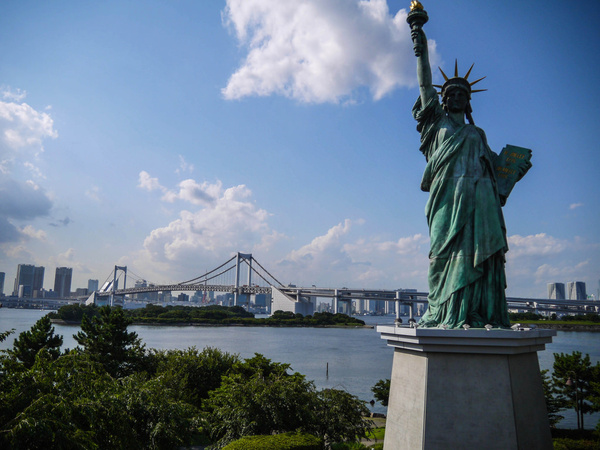 statue of liberty in odaiba tokyo bay