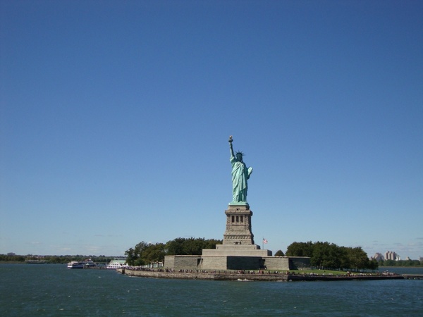 statue of liberty new york sky