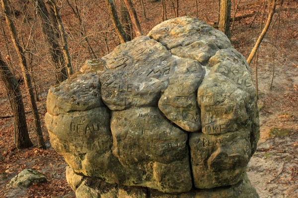 stone with carvings at pikes peak state park iowa
