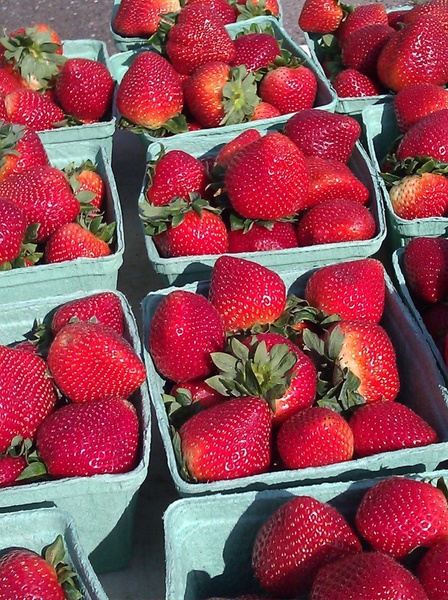 strawberries farmers market 