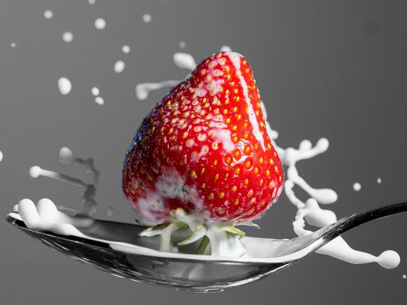 strawberry dessert backdrop picture dynamic splashing closeup 
