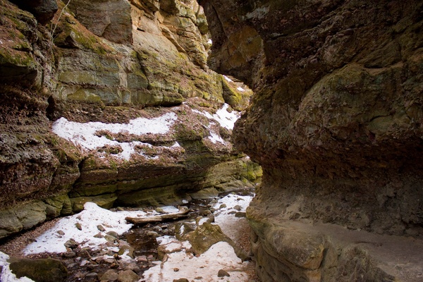 structure of the gorge at parfreys glen wisconsin