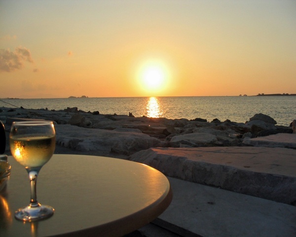 sunset sea wine glass