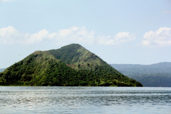 taal volcano in the philippines
