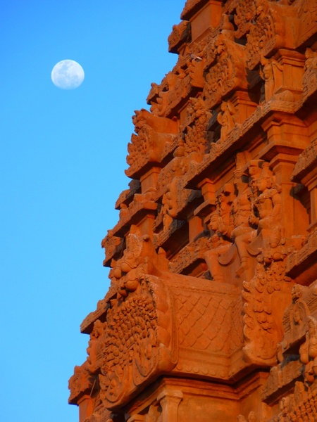temple brihadeshwara templ moon