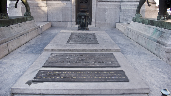 the tomb of the unknown soldier at the foot of the congress column in brussels 