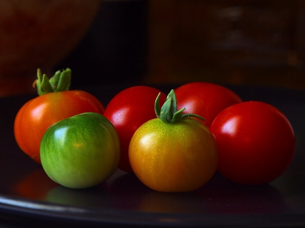 tomatoes green red