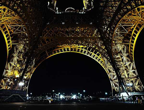 Under the tower de eiffel at midnight Photos in .jpg format free and ...