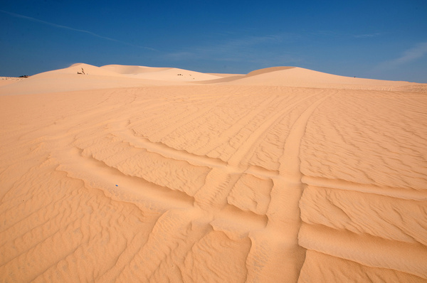 white sand dunes mui ne vietnam