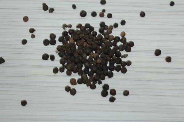 whole black pepper 