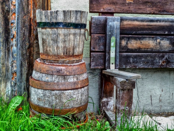 wooden kegs barrels