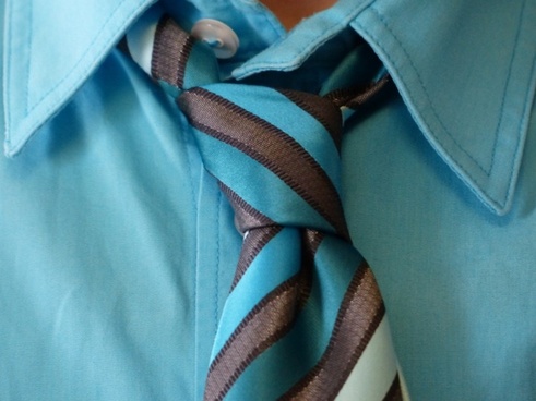 tie knot in shirt