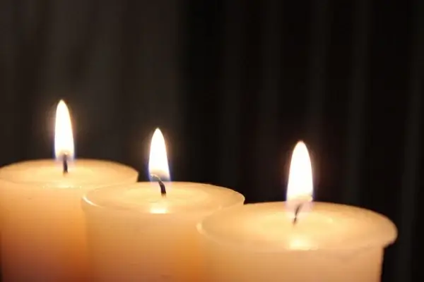 3 candles burning