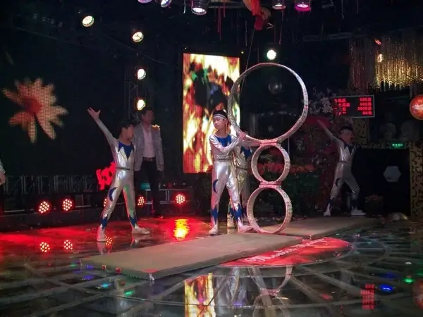 acrobatic performers