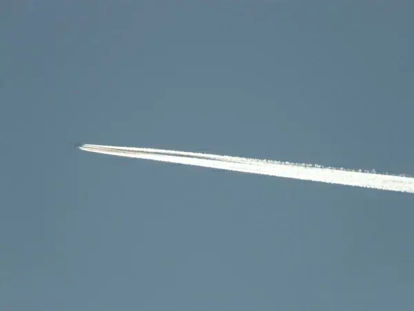 aircraft contrail fly