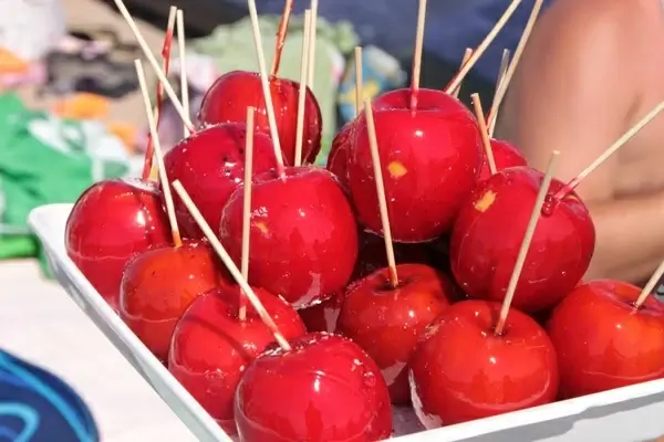 apples caramel red