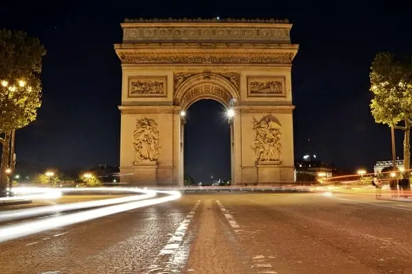 arc de triomphe paris night shot