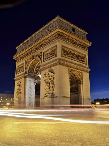 arc de triomphe paris night shot