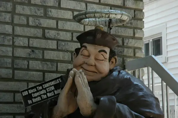 bensonhurst statue house