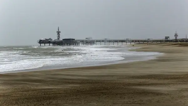 blowing sand scheveningen
