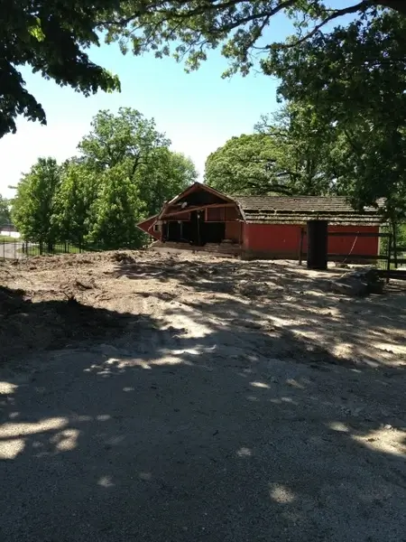 broken barn barn red barn