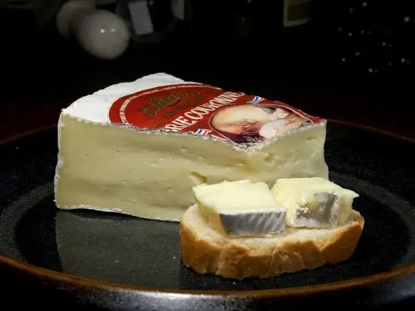 couronne-brie cheese milk product