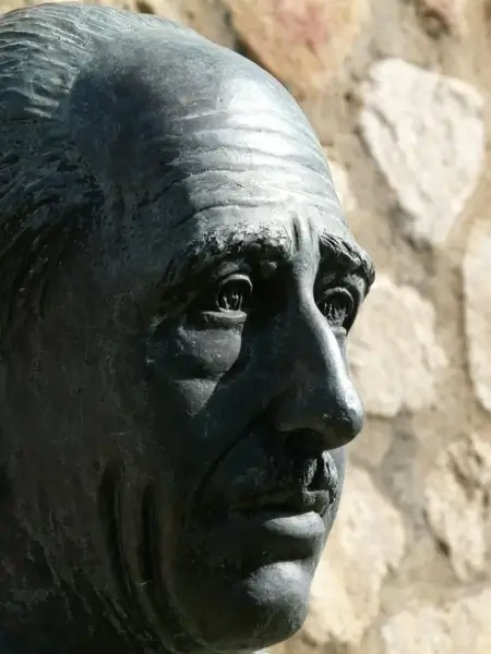 face man sculpture 