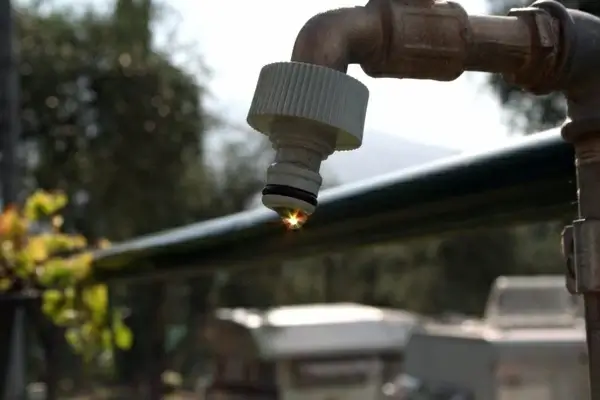 faucet sun reflection