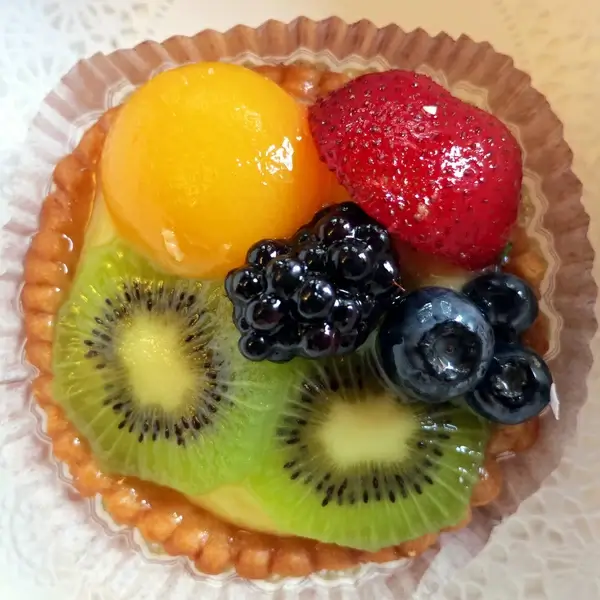 fruit tart from la baguette et lechalote