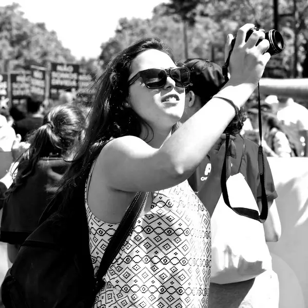 girl photographing