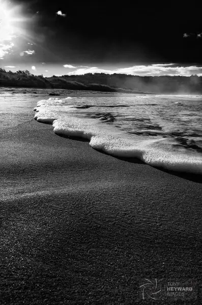 igp4373 minnamurra beach wave low bw