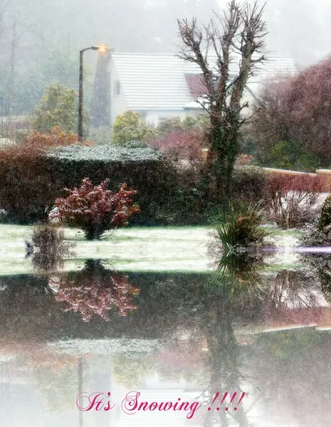 its snowing  
