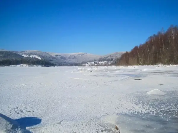 lake frozen mountains