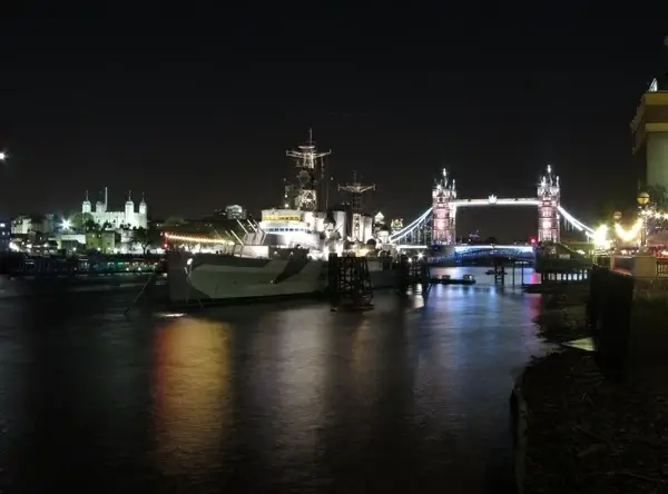 light reflections thames night