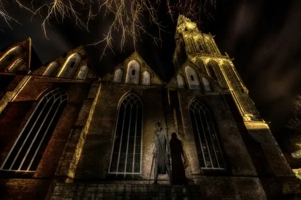 martini church with statue