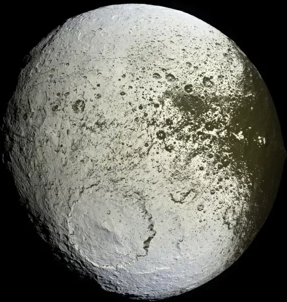 moon saturn iapetus