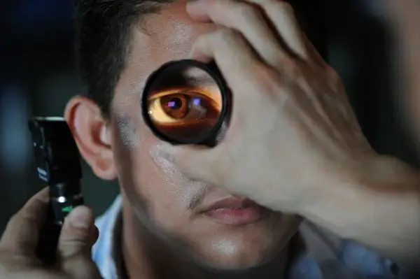 optometrist doctor patient