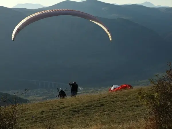 parachute paragliding extreme sport