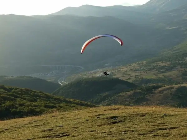 parachute paragliding extreme sport