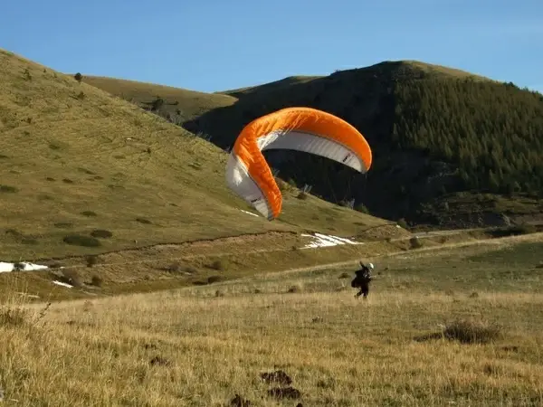 parachute paragliding extreme sport