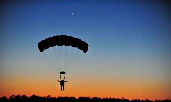 parachuting landing parachutist