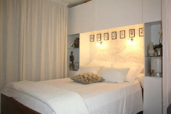 paris sharing bedroom near the seine