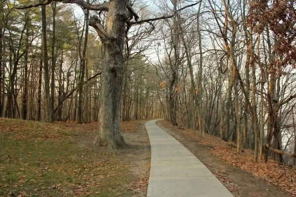 pathway at pikes peak state park iowa