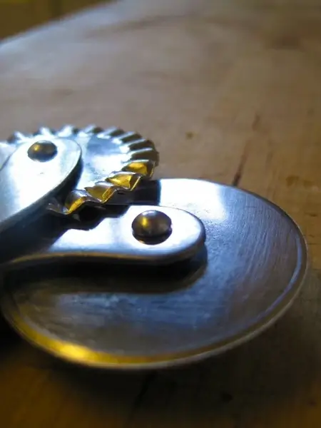 pizza cutter cutting slicing