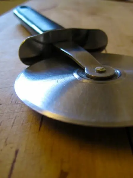 pizza cutter cutting slicing