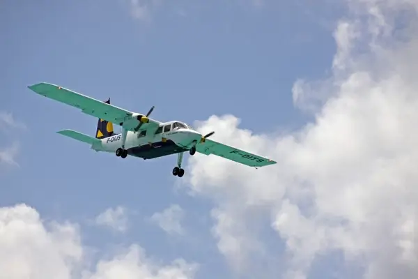 plane landing over simpson bay